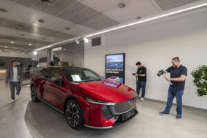 MAZDA 6e – Il debutto ufficiale da Audiello & Varallo | Eleganza e tecnologia 100% elettrica